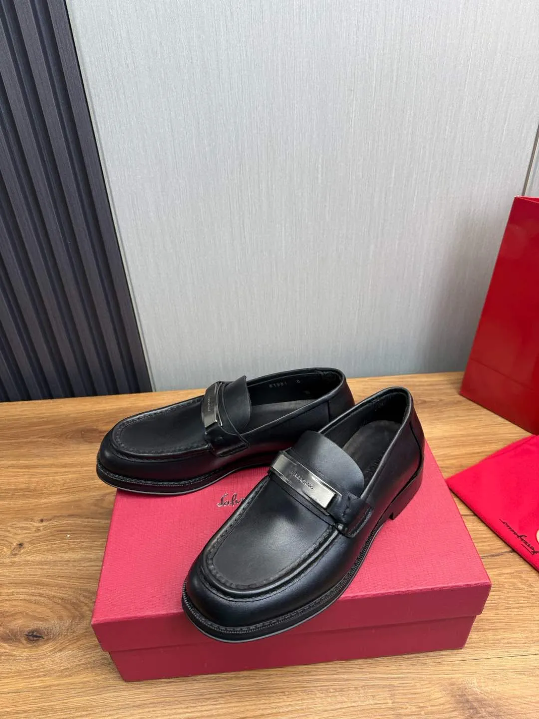 Men's shoes 💰880💰 Ferragamo. [Ferragamo] men's thick-soled loafers, the latest hot style, 1:1 original purchase quality, top quality, imported open-edge beaded cowhide leather on the upper, hand-made three-dimensional stitching highlights the round toe design, the inner foot pads are all imported cowhide, with original lightweight foam outsole, matching code 39-44, (38, 45 custom-made, non-refundable)
